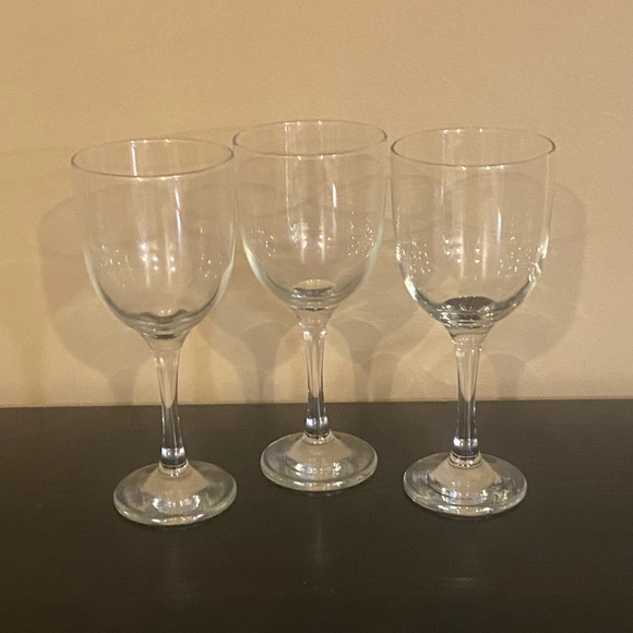 Set of 2 Standard Wine Glasses - Picture 2 of 7